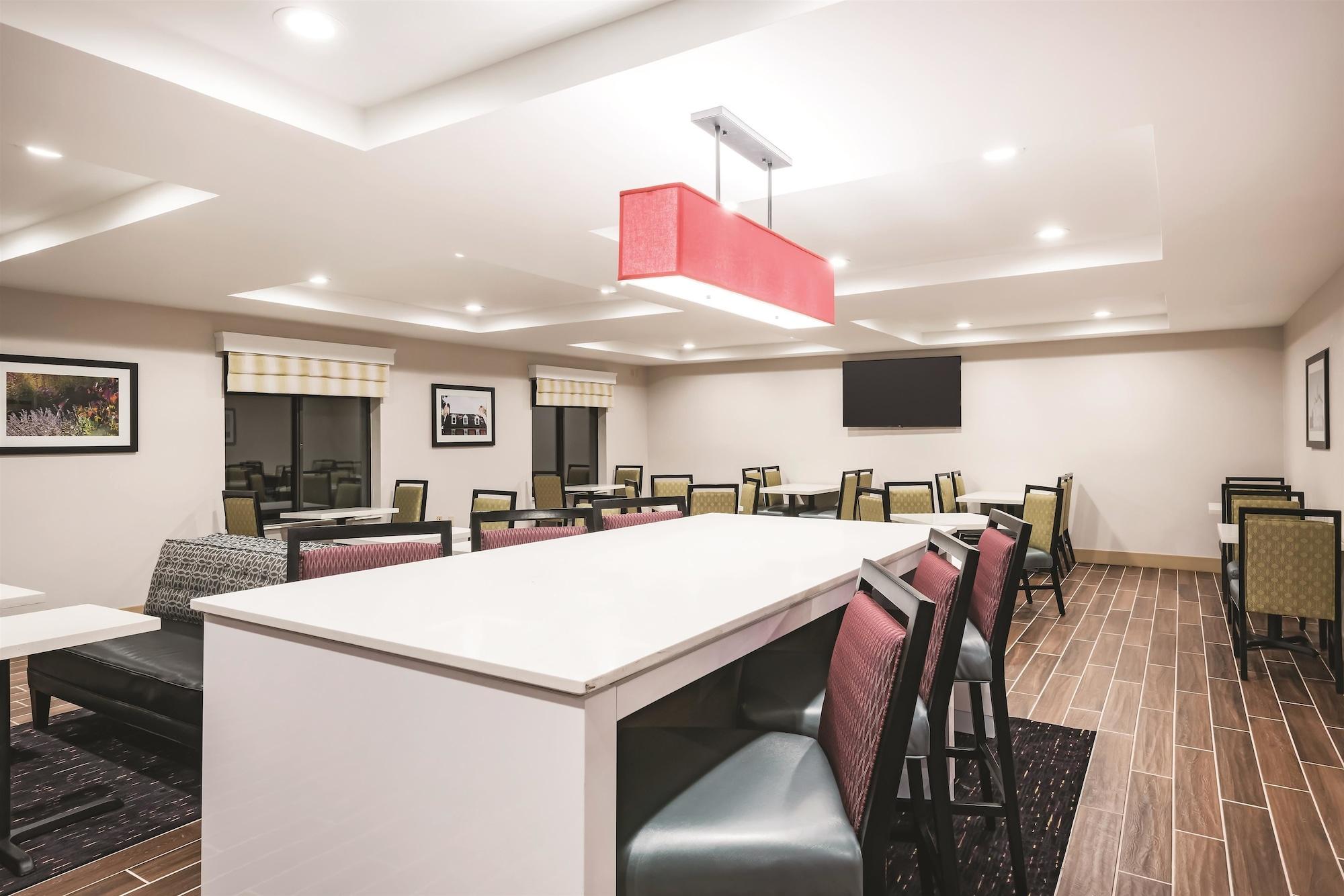 La Quinta By Wyndham Norwich-Plainfield-Casino Hotel Exterior photo